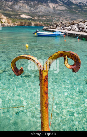 Un polo di Ormeggio al porto di Pessada, Cefalonia, il pittoresco porto ha chiare acque blu con lo sfondo del Monte Enos. Foto Stock