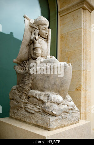 Chateau Petrus facciata rinnovata con close up su Pietro apostolo statua in barca e pesca net Pomerol Gironde Francia Foto Stock