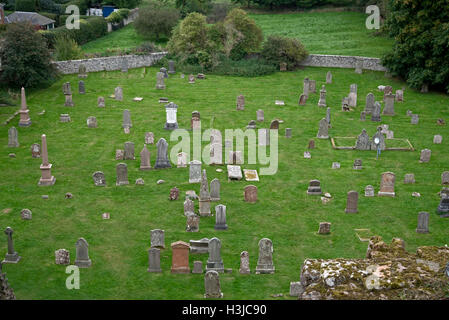 Una vista in elevato di lapidi del cimitero di Melrose Abbey a Scottish Borders. Foto Stock