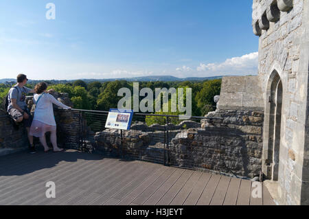 Giovane guardando vista dal Castello conserva il Castello di Cardiff, Cardiff, Galles. Foto Stock