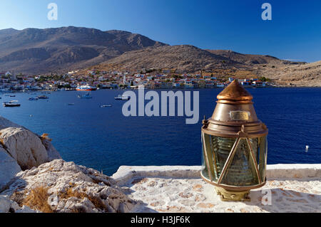 Vista di Emborio e Harbour, Chalki Island, isole Dodecanesi, Grecia. Foto Stock