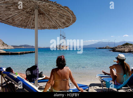 Tre masted wooden sailing ship, Spiaggia Kania, Chalki isola vicino a RODI, DODECANNESO isole, Grecia. Foto Stock