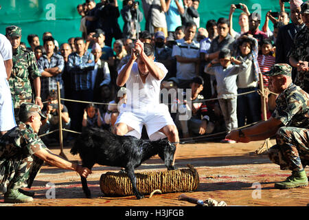 Kathmandu, Nepal. 10 ottobre, 2016. Un devoto Nepalese la macellazione di una capra in occasione del Navami, nono giorno del Festival di Dashain a Basantapur Durbar Square, Kathmandu, Nepal Lunedì 10 Ottobre, 2016. Il tempio si apre una volta in un anno per il pubblico il giorno Navami. Dashain è il più promettente e il più grande festival celebrato in Nepal che riflette antiche tradizioni e la devozione dei nepalesi verso la dea Durga. Credito: Narayan Maharjan/Pacific Press/Alamy Live News Foto Stock