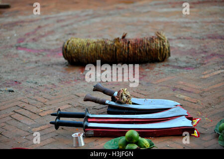 Kathmandu, Nepal. 10 ottobre, 2016. Khukuri dopo la macellazione di una capra in occasione del Navami, nono giorno del Festival di Dashain a Basantapur Durbar Square, Kathmandu, Nepal Lunedì 10 Ottobre, 2016. Il tempio si apre una volta in un anno per il pubblico il giorno Navami. Dashain è il più promettente e il più grande festival celebrato in Nepal che riflette antiche tradizioni e la devozione dei nepalesi verso la dea Durga. Credito: Narayan Maharjan/Pacific Press/Alamy Live News Foto Stock