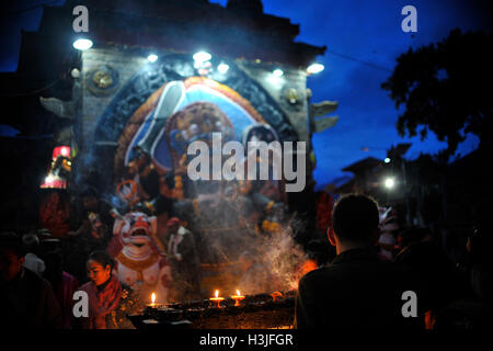 Kathmandu, Nepal. 10 ottobre, 2016. Offerta di devoto di lampade a burro infornt di Kaal Bhairab in occasione del Navami, nono giorno del Festival di Dashain a Basantapur Durbar Square, Kathmandu, Nepal Lunedì 10 Ottobre, 2016. Il tempio si apre una volta in un anno per il pubblico il giorno Navami. Dashain è il più promettente e il più grande festival celebrato in Nepal che riflette antiche tradizioni e la devozione dei nepalesi verso la dea Durga. Credito: Narayan Maharjan/Pacific Press/Alamy Live News Foto Stock