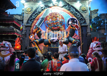 Kathmandu, Nepal. 10 ottobre, 2016. Devoto offrendo i rituali di infornt Kaal Bhairab in occasione del Navami, nono giorno del Festival di Dashain a Basantapur Durbar Square, Kathmandu, Nepal Lunedì 10 Ottobre, 2016. Il tempio si apre una volta in un anno per il pubblico il giorno Navami. Dashain è il più promettente e il più grande festival celebrato in Nepal che riflette antiche tradizioni e la devozione dei nepalesi verso la dea Durga. Credito: Narayan Maharjan/Pacific Press/Alamy Live News Foto Stock