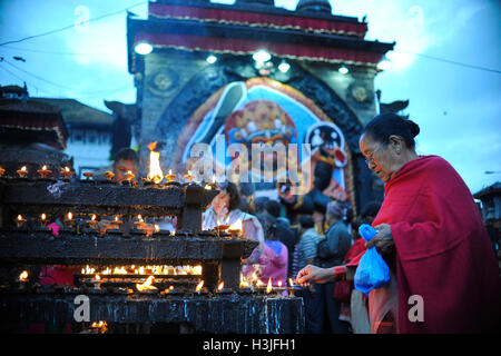 Kathmandu, Nepal. 10 ottobre, 2016. Offerta di devoto di lampade a burro infornt di Kaal Bhairab in occasione del Navami, nono giorno del Festival di Dashain a Basantapur Durbar Square, Kathmandu, Nepal Lunedì 10 Ottobre, 2016. Il tempio si apre una volta in un anno per il pubblico il giorno Navami. Dashain è il più promettente e il più grande festival celebrato in Nepal che riflette antiche tradizioni e la devozione dei nepalesi verso la dea Durga. Credito: Narayan Maharjan/Pacific Press/Alamy Live News Foto Stock