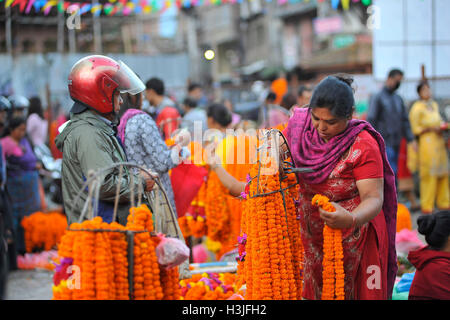 Kathmandu, Nepal. 10 ottobre, 2016. Devoto acquisto di ghirlande di fiori in occasione del Navami, nono giorno del Festival di Dashain a Basantapur Durbar Square, Kathmandu, Nepal Lunedì 10 Ottobre, 2016. Dashain è il più promettente e il più grande festival celebrato in Nepal che riflette antiche tradizioni e la devozione dei nepalesi verso la dea Durga. Credito: Narayan Maharjan/Pacific Press/Alamy Live News Foto Stock