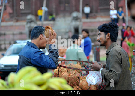 Kathmandu, Nepal. 10 ottobre, 2016. Devoto acquisto di cocco fresco per l'occasione di Navami, nono giorno del Festival di Dashain a Basantapur Durbar Square, Kathmandu, Nepal Lunedì 10 Ottobre, 2016. Dashain è il più promettente e il più grande festival celebrato in Nepal che riflette antiche tradizioni e la devozione dei nepalesi verso la dea Durga. Credito: Narayan Maharjan/Pacific Press/Alamy Live News Foto Stock