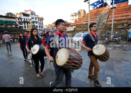 Kathmandu, Nepal. 10 ottobre, 2016. Devoti nepalese suona strumenti tradizionali in occasione della Navami, nono giorno del Festival di Dashain a Basantapur Durbar Square, Kathmandu, Nepal Lunedì 10 Ottobre, 2016. Dashain è il più promettente e il più grande festival celebrato in Nepal che riflette antiche tradizioni e la devozione dei nepalesi verso la dea Durga. Credito: Narayan Maharjan/Pacific Press/Alamy Live News Foto Stock