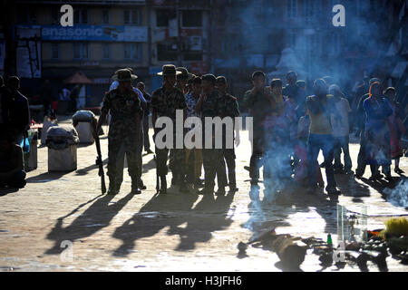 Kathmandu, Nepal. 10 ottobre, 2016. Esercito nepalese personale in occasione del Navami, nono giorno del Festival di Dashain a Basantapur Durbar Square, Kathmandu, Nepal Lunedì 10 Ottobre, 2016. Il tempio si apre una volta in un anno per il pubblico il giorno Navami. Dashain è il più promettente e il più grande festival celebrato in Nepal che riflette antiche tradizioni e la devozione dei nepalesi verso la dea Durga. Credito: Narayan Maharjan/Pacific Press/Alamy Live News Foto Stock