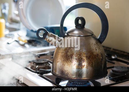 Vecchio acciaio inox bollitore ebollizione su fornello a gas in caravan  (rimorchio Foto stock - Alamy
