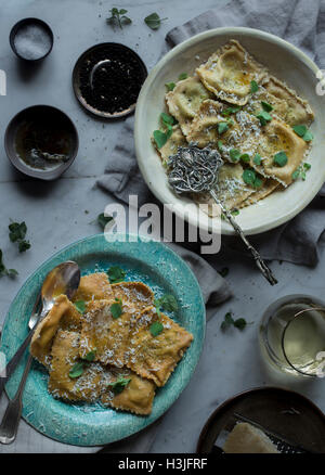 Ravioli in un ambiente rustico Foto Stock