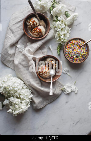 Jaggery Gelato con fiori Foto Stock