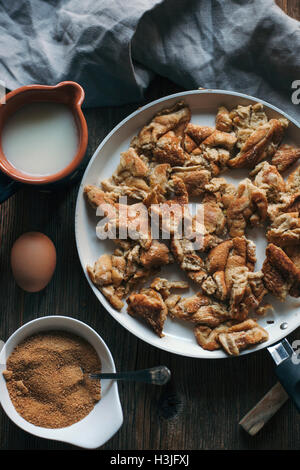 Il Kaiserschmarrn o shredded crêpe in una teglia su una tavola in legno rustico Foto Stock