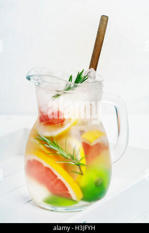 Detox infuso di agrumi acqua aromatizzata. Estivo rinfrescante aromatizzato in casa cocktail di acqua con limone, lime, arancia, pompelmo un Foto Stock