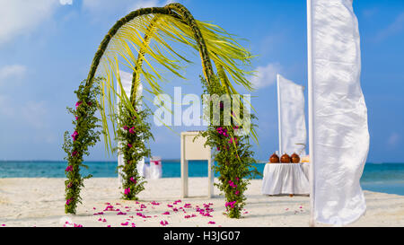 Straordinaria spiaggia matrimoni. In stile vintage. Splendido arco di nozze sulla spiaggia Foto Stock