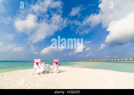 Straordinaria spiaggia matrimoni. In stile vintage. Splendido arco di nozze sulla spiaggia Foto Stock