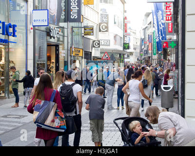 Affollata strada commerciale con molte persone nel centro della città di Colonia, Nordrhein Westfalen, Germania Foto Stock