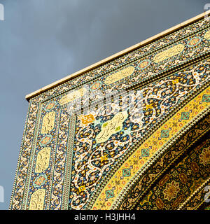 In Iran la sfocatura mausoleo Islamico architettura antica moschea mosaico Foto Stock