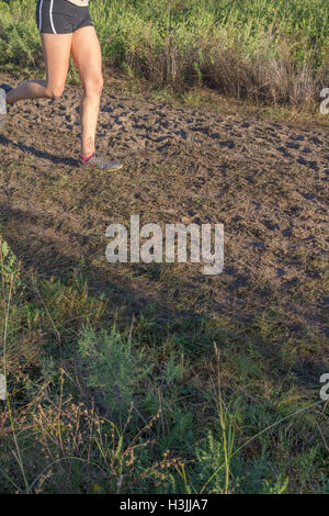 Giovani atleti in funzione cross country Foto Stock