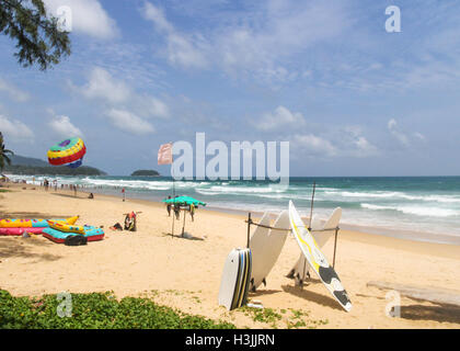 Vista di Karon Beach sull'isola di Phuket, Tailandia Foto Stock