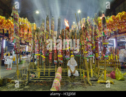 Preghiera di illuminazione pali per merito e buona fortuna per il Festival vegetariano a Bangkok, in Thailandia Foto Stock