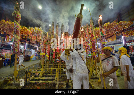 Preghiera di illuminazione pali per merito e buona fortuna per il Festival vegetariano a Bangkok, in Thailandia Foto Stock