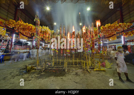 Preghiera di illuminazione pali per merito e buona fortuna per il Festival vegetariano a Bangkok, in Thailandia Foto Stock