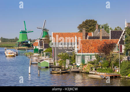 Olandesi tradizionali case di legno e mulini a vento di Zaanse Schans, Paesi Bassi Foto Stock