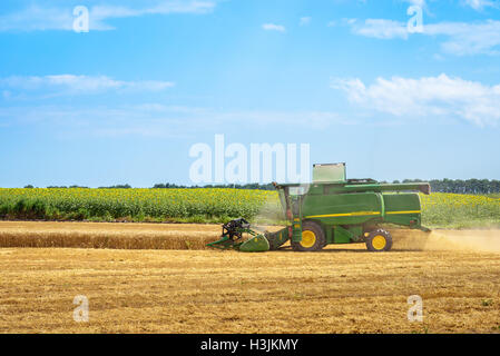 Dobrich, Bulgaria - 08 Luglio: Moderna mietitrebbia John Deere la raccolta dei cereali nel campo vicino alla città di Dobrich, Bulgaria Luglio 08, 20 Foto Stock