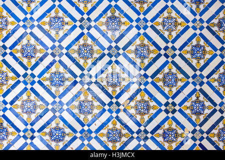 Tipica Portoghese vecchio muro di ceramiche piastrelle (azulejos) sull'esterno dell'edificio nella città di Lisbona, Portogallo. Seamless pattern può essere Foto Stock