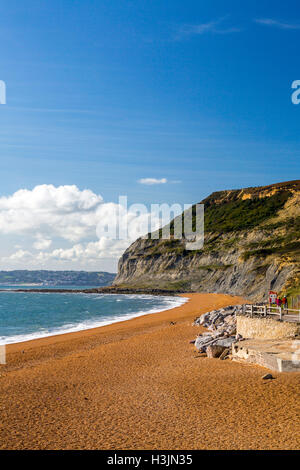 Golden Cap (più alta scogliera sulla costa sud dell'Inghilterra) da Seatown sulla spiaggia di Jurassic Coast, Dorset, England, Regno Unito Foto Stock