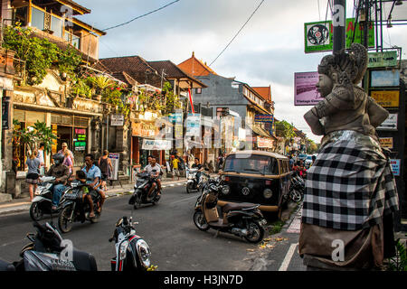 Indonesia Bali Ubud città la vita della popolazione locale al tramonto 08.09.2015 Foto Stock