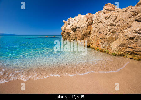 Una bellissima spiaggia di sabbia con rocce e tourquise acqua chiara vicino a Cargese Corsica, Francia, Europa. Foto Stock