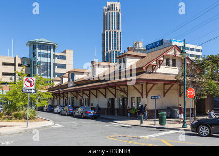 Il New Rochelle stazione ferroviaria, servendo sia Metro-North e Amtrak, in downtown New Rochelle, New York. Foto Stock