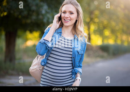 Abbastanza felice donna parlando al cellulare. Foto Stock