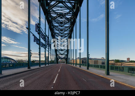 Il Tyne Bridge è un arco attraverso il ponte sul fiume Tyne nel nord-est dell' Inghilterra, collegando Newcastle upon Tyne e Gateshead. Foto Stock