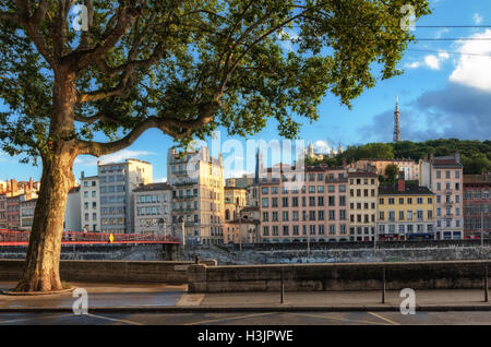 Lione (Francia) vista panoramica su edifici storici ora d'oro Foto Stock