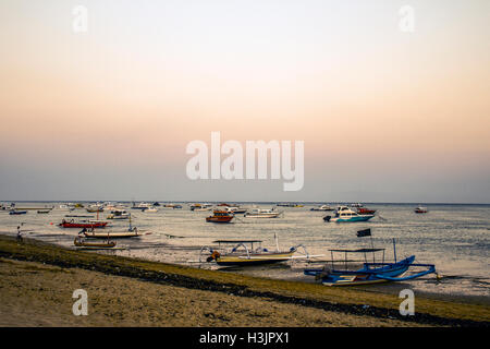 Bali in Indonesia barche porto di Sanur Beach SUNSET Foto Stock
