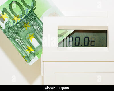 Concetto del termostato e la banconota per il riscaldamento di costosi Foto Stock