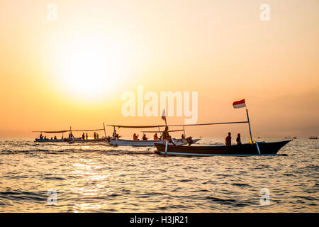 Bali Indonesia free Dolphin boat guardando a Lovina Beach 5 Foto Stock