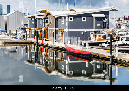 Cottage in Marina riflessa nell'acqua Foto Stock