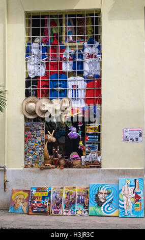 Selezione di souvenir cubano per la vendita a l'Avana, Cuba Foto Stock