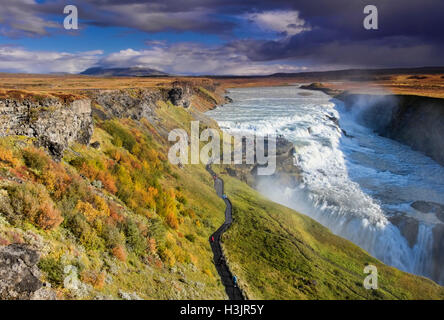 I colori autunnali a Gullfoss cascata situata sul fiume Hvítá, nei pressi di Geysir, Southwest Islanda Foto Stock