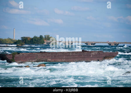 Il Niagara scow è stato bloccato in the Rapids vicino alla riva delle cascate Horseshoe sin dal 1918 dopo una operazione di dragaggio. Foto Stock