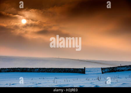 Asciugare la parete di pietra al tramonto in inverno, tagliare Thorn Hill, Parco Nazionale di Peak District, Cheshire, Inghilterra, Regno Unito Foto Stock