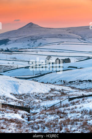 Abbandonata la stalla e Torgate Farm sostenuta da Shutlingsloe in inverno al tramonto, il Parco Nazionale di Peak District, Cheshire Foto Stock