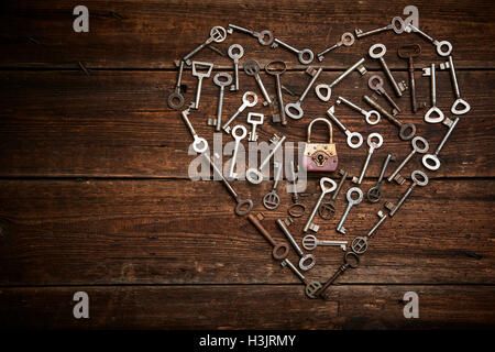 Cuore di San Valentino da diverse vecchie chiavi, il concetto di amore Foto Stock