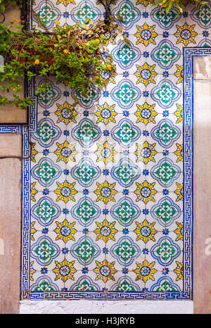 Tipica Portoghese vecchio muro di ceramiche piastrelle (azulejos). Seamless pattern può essere utilizzato per la carta da parati, riempimenti, pagina web sfondo, texture di superficie Foto Stock